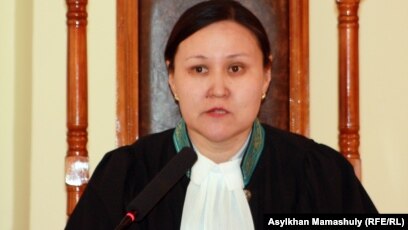 Мұқият сорап жатқан полицейлердің фотосы Мұқият сорап жатқан полицейлердің фотосы