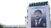 Portreti i Kadirovit në Aeroportin e Groznit.