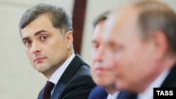 Fostul consilier prezidențial Vladislav Surkov (stânga)