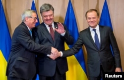 Petro Poroșenko, Jean-Claude Juncker (stânga) și Donald Tusk (dreapta), la Bruxelles, 17 martie 2016