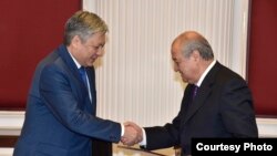 Главы МИД Узбекистана и Кыргызстана Абдулазиз Камилов (справа) и Эрлан Абдылдаев. Архивное фото.