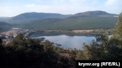 Озеро, що утворилося на місці кар'єру біля гори Гасфорта, архівне фото
