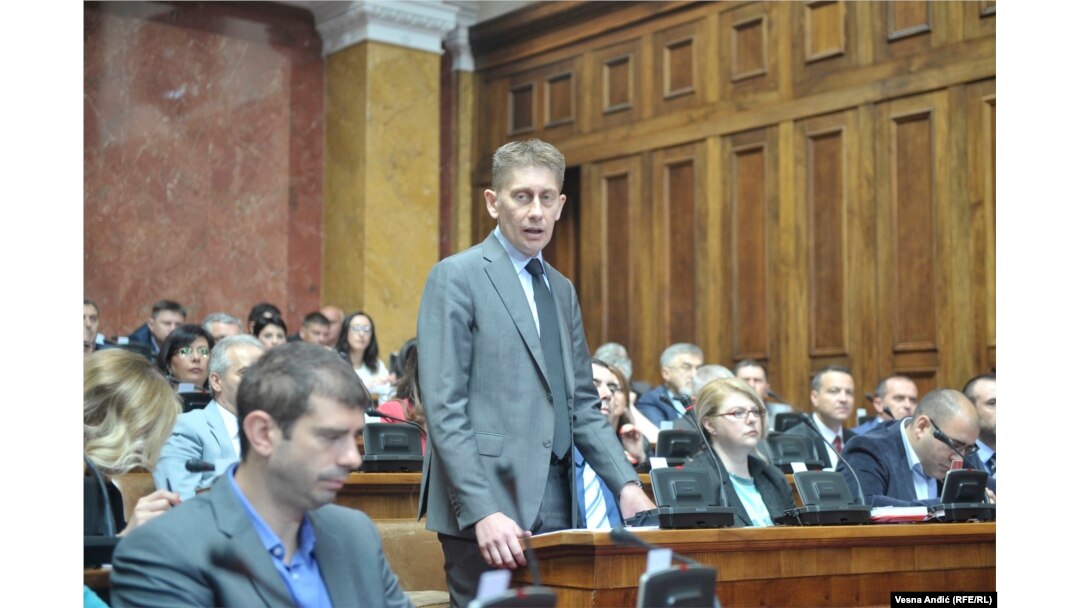 Aleksandar Martinović, šef poslaničke grupe SNS-a u Skupštini Srbije, izneo je niz optužbi na račun bivšeg poverenika