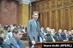 Aleksandar Martinović, šef poslaničke grupe SNS-a u Skupštini Srbije, izneo je niz optužbi na račun bivšeg poverenika