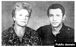 Валерій Марченко з матір'ю Ніною Марченко. Архівне фото