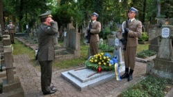 Міністр оборони України Степан Полторак під час вшанування вояків УНР на кладовищі у Варшаві, 15 серпня 2017 року