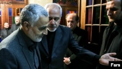 محمدجواد ظریف (وسط) وزیر خارجه ایران و قاسم سلیمانی، فرمانده سابق نیروی قدس سپاه