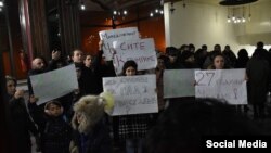 Протест во организација на Иницијативата „Поинаку“ во Битола. Битолчани пред новогодишната елка пред општината закачија балони со пораки „Сакаме чист воздух“, „Сакаме да дишеме“