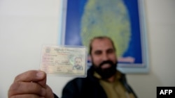 یک پناهجوی افغان که حکومت پاکستان برای او کارت شهروندی افغان یا "ای سی سی" صادر کرده است. 