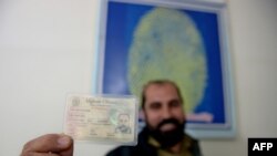 یکی از افغانهای دارای کارت مهاجرت در پاکستان