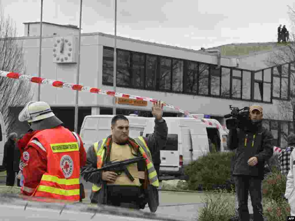 Германская полиция продолжает поиски человека, совершившего нападение на школу в городе Винненден и убившего не менее 10 человек