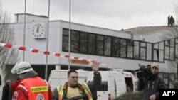 Policija ispred Albertville Realschule škole u kojoj se desio masakr