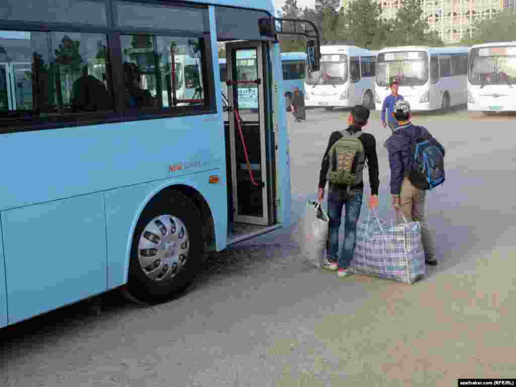 Aşgabatdaky awtobuslaryň "Awtokombinat" duralgasy