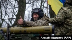 Ukrajinski vojnik u oklopnom borbenom vozilu na nepoznatoj lokaciji u istočnoj Ukrajini, 19. april 2022.