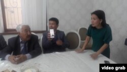 Инга Иманбай (оң жақта) жеке үйде өткен партия құру мәселесі талқыланған бастамашыл топтың отырысында сөз сөйлеп тұр. Қызылорда, 18 қараша 2019 жыл.