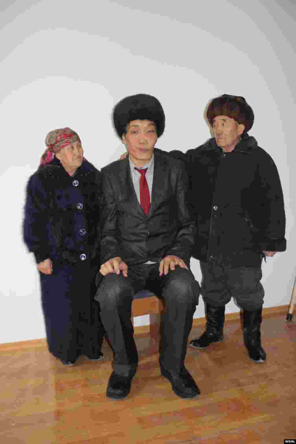 Жаңылкан Көбөбекова: "Жеңишбектин апасы болом. 61ге чыктым. Кичинекейинде эл катары эле болчу. Сегизинчи класска барганда эле негедир бою өсүп, мектепке баралбай калды. Бирок ал боюмда бар кезде эле өзгөчө бала экендиги сезилген"