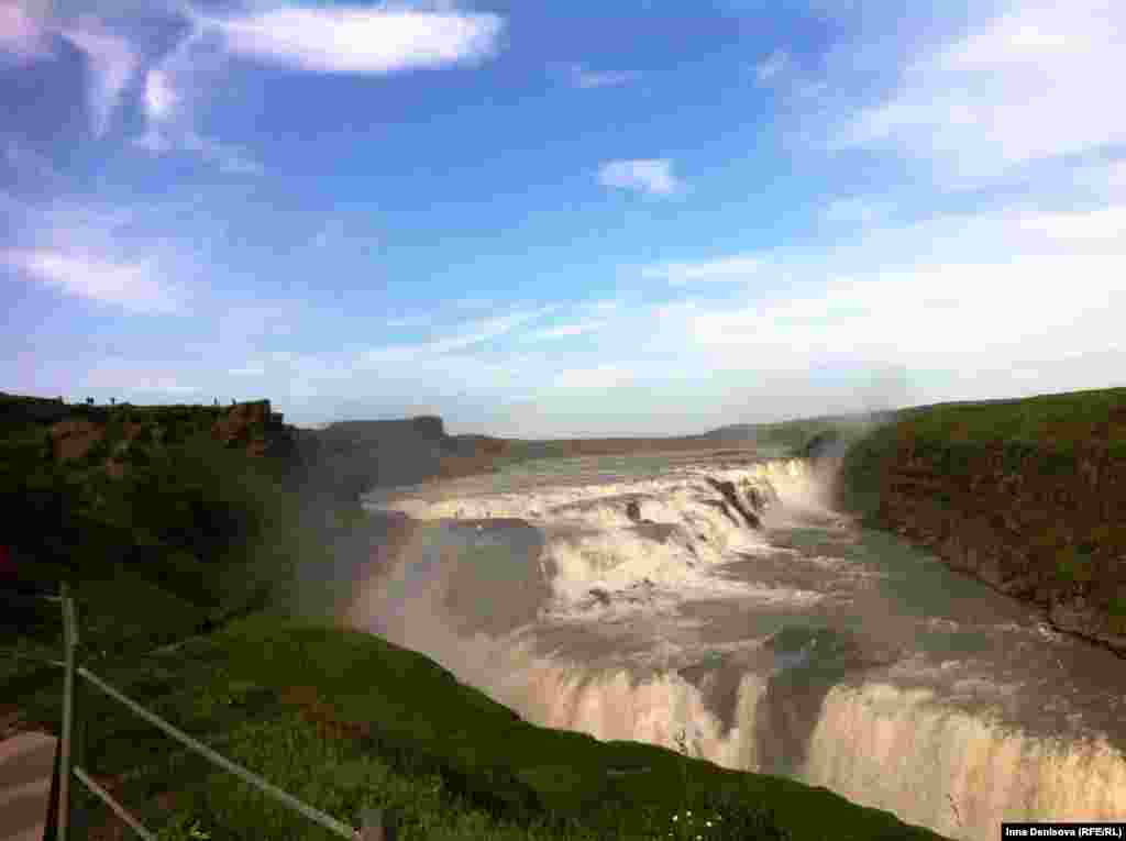 Водопад Gulfoss, называющийся "золотым" - конец популярного туристического маршрута. Водопад огромен, красив - но толпы портят дело, и лучше проехать еще несколько километров, чтобы найти водопады чуть меньше размером, зато без толпы зевак. 