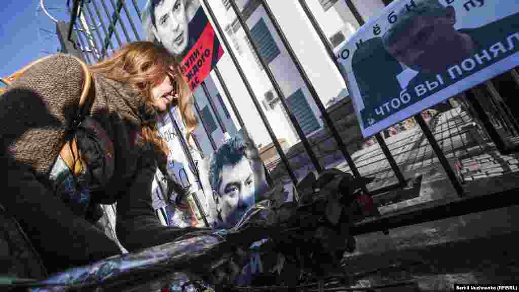 Со слезами на глазах люди клали цветы под плакаты с изображением российского оппозиционера