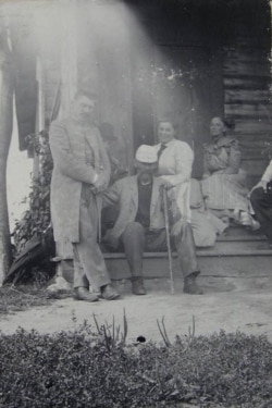 Францішак Багушэвіч разам з З. Нагродзкім і роднымі ў Кушлянах. 1899 год