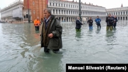 Венеция, площадь Св. Марка, 13 ноября. На переднем плане – мэр города Луиджи Бруньяро