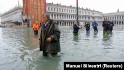 Італійське місто Венеція пережило ввечері 12 листопада другу найгіршу повінь за час регулярної фіксації рівня води з кінця 19-го століття