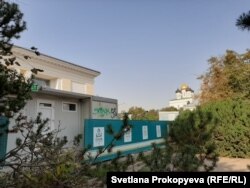 Забор и неработающий туалет рядом с "Октябрем"