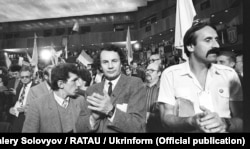 Під час Установчого з’їзду Народного руху України, який проходив у Києві 8–10 вересня 1989 року. На передньому плані посередині Володимир