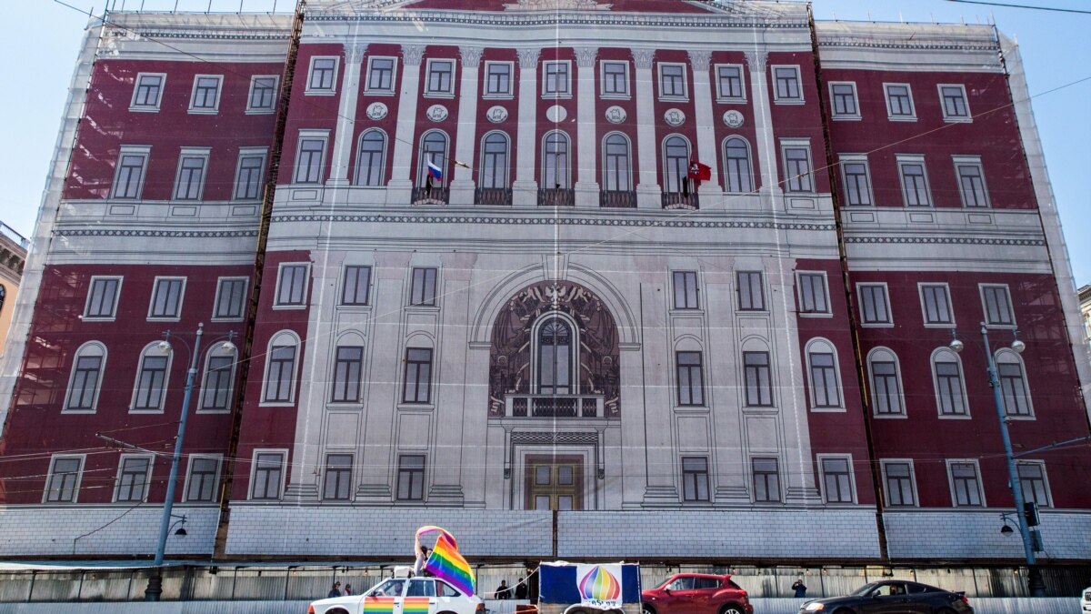 В Москве за секс в машине задержали двух трансвеститов из Узбекистана