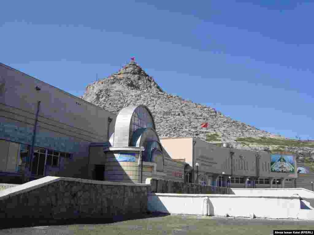 Новый музей у северо-восточного склона Сулейман-Тоо построен в 2000 году.
