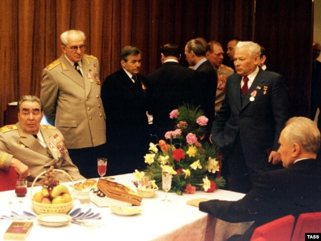 Leader dell'URSS Leonid Brezhnev, Yuri Andropov, Mikhail Zimenin, Konstantin Chernenko, Alexei Kasygin.  Maggio 1975.