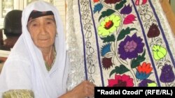 Ҳалима Раҳимова, сокини 70 солаи деҳаи Қаратоғи ноҳияи Турсунзода.