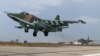 Российский штурмовик Су-25 вылетает на боевое задание с российской базы вблизи Латакии