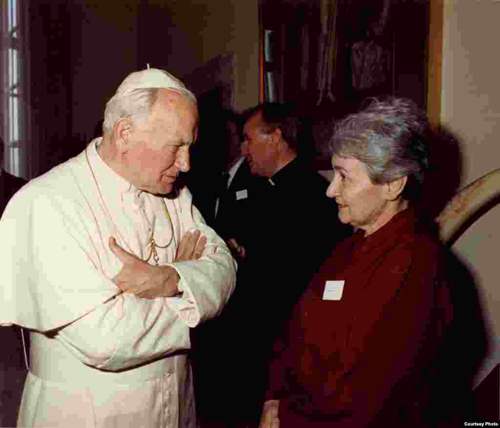 Пані Эльжбета з Папам Рымскім Янам Паўлам Другім, Рым, 1990 &nbsp;
