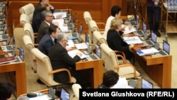 Депутаты мажилиса парламента в зале заседаний.