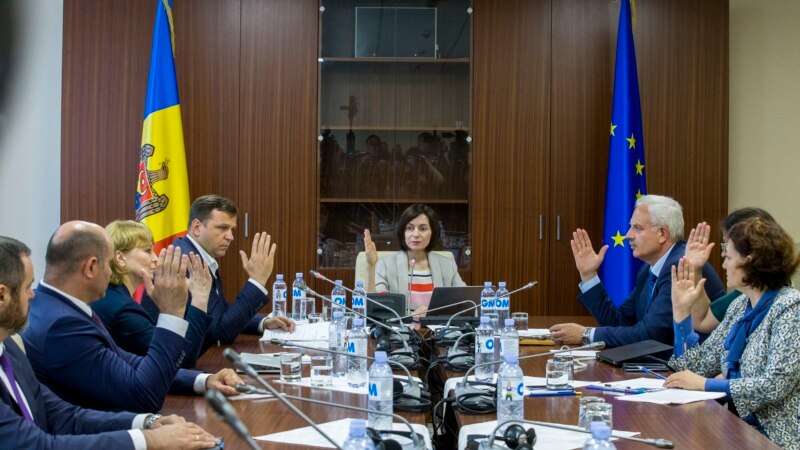 Ривалските молдавски влади на одвоени средби 