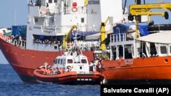 کشتی حامل پناهجویان در آبهای مدیترانه