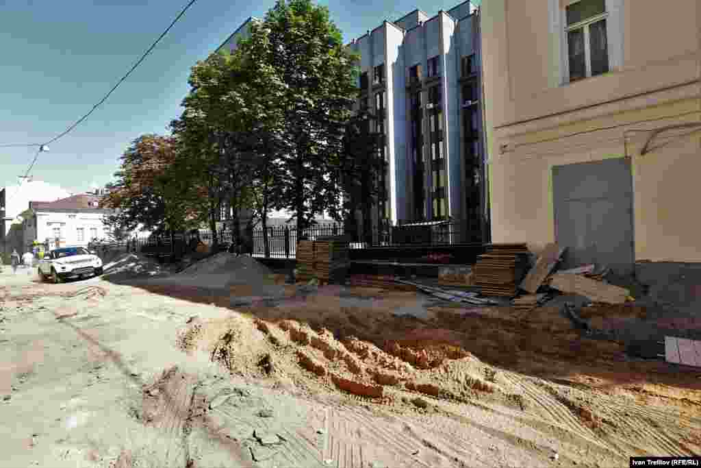 Петровский переулок, новый взгляд на здание Совета Федерации