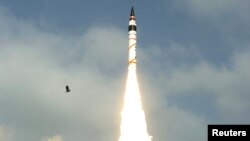 موشک دور برد«آگنی- ۵» هند از جزيره کوچکی در سواحل شرقی اين کشور پرتاب شد. 