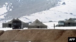 Ауғанстан астанасы Кабулдың сыртындағы совет әскері. 1 қаңтар 1980 жылы түсірілген сурет.