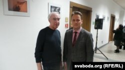 Франак Вячорка з адным з арганізатараў выставы Расьціславам Пракап'юком