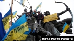 Пам'ятник засновникам Києва на майдані Незалежності під час Революції гідності. Київ, 15 грудня 2013 року