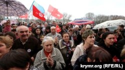 Люди на акции в поддержку крымско-татарского телеканала ATR. С 1 апреля канал прекратил вещание, поскольку не прошел государственную регистрацию. Симферополь, 31 марта 2015 года.
