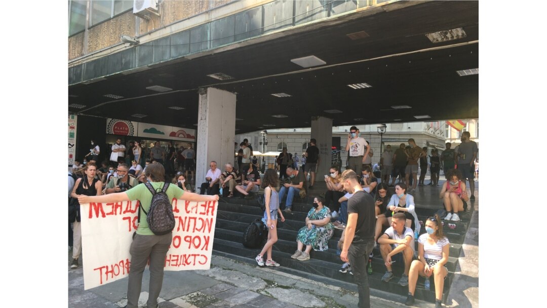 Studenti na platou ispred Filiozofskog fakulteta u Beogradu, petak 3. jul