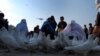 Афганские женщины кормят голубей возле Голубой мечети в Маза Шариф на севере Афганистана. 3 января 2014 года