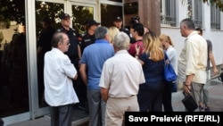 Люди у входа в здание суда, где проходит заседание по делу о попытке переворота в Черногории