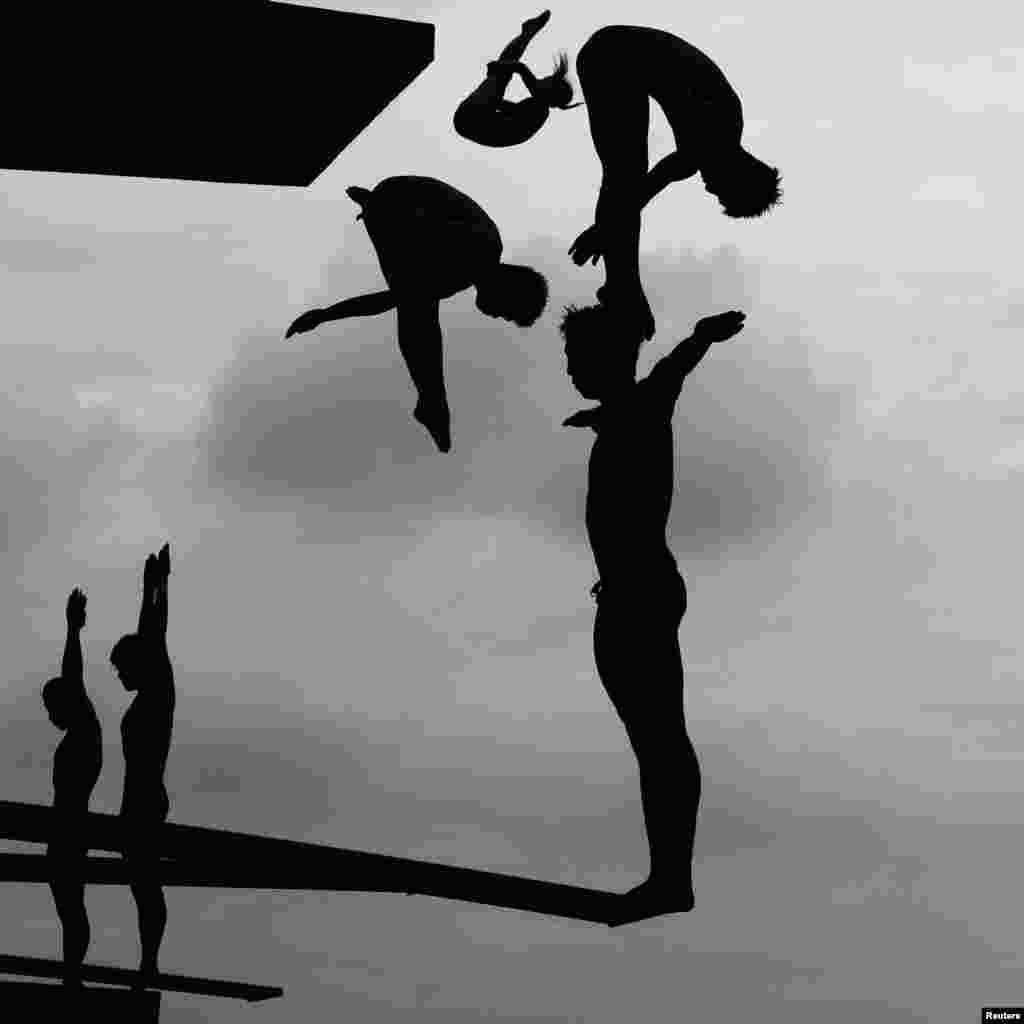 Australia&#39;s Adam Pretty captures divers practicing during a world championship meet in Shanghai.