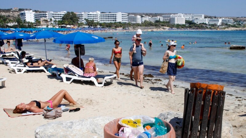 Ciprul promite că va plăti tratamentul turiștilor testați pozitiv de COVID-19 pe timpul sejurului