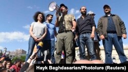 Nikol Pașinian vorbindu-le protesatarilor, Erevan 23 aprilie 2018.