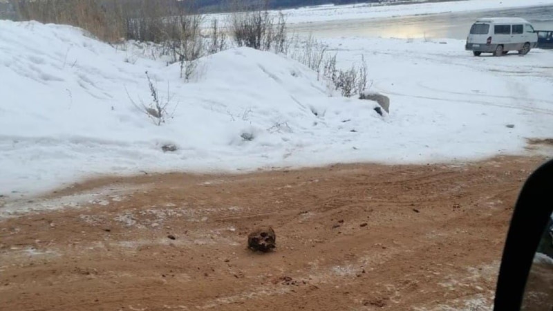 Иркутск облусундагы шаарда көчөгө кум аралаш киши сөөктөрү да чачылды
