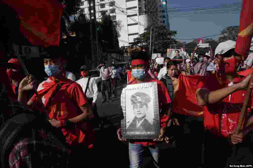 د برما په ستر ښار یانګون کې یو شمېر لاریون کوونکو په هغو مظاهرو کې برخه اخیستې چې د پوځي کودتا پر ضد وه. د فبروري نهمه ۲۰۲۱ عکس:&nbsp;Sai Aung Main / AFP